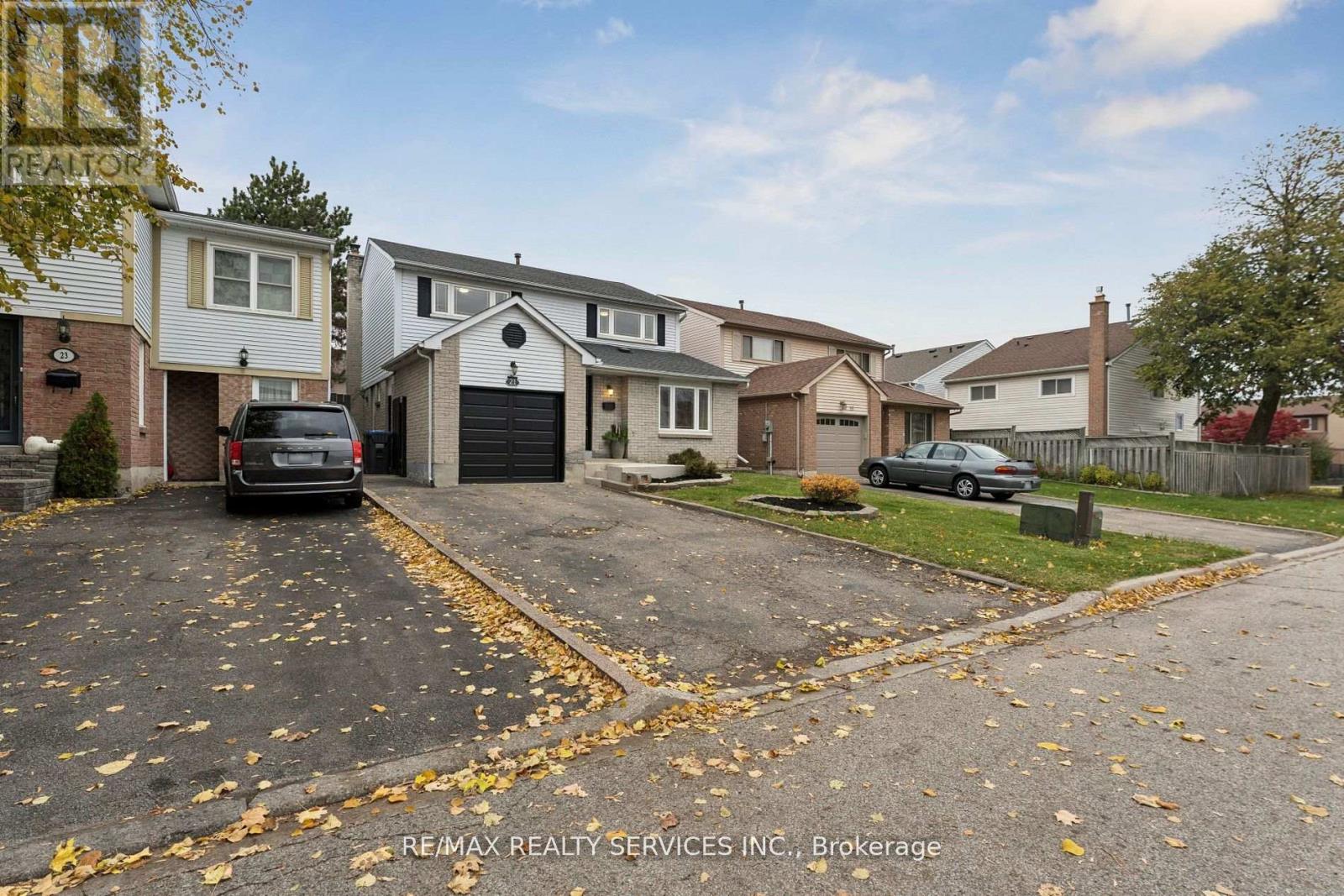 21 Majestic Crescent, Brampton, Ontario  L6S 3N1 - Photo 2 - W12687430