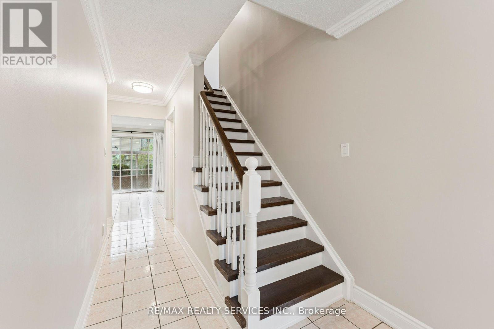 21 Majestic Crescent, Brampton, Ontario  L6S 3N1 - Photo 7 - W12687430