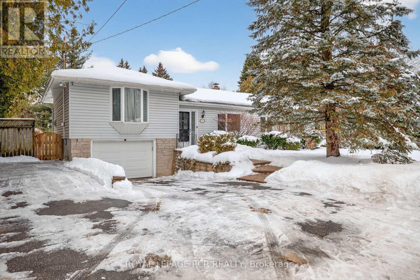 11 Hilltop Drive, Caledon, Ontario  L7C 1K7 - Photo 1 - W12687504