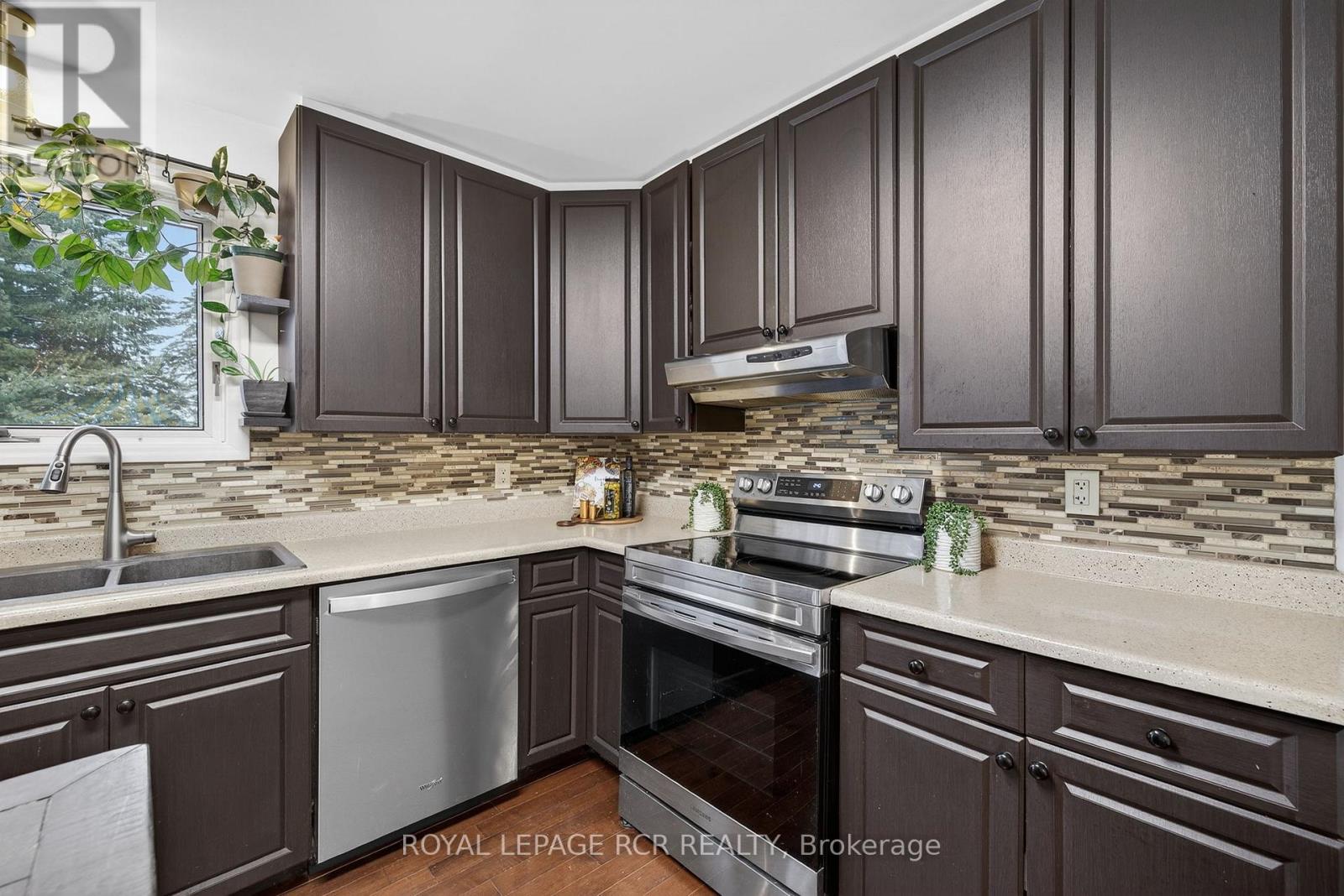 11 Hilltop Drive, Caledon, Ontario  L7C 1K7 - Photo 9 - W12687504