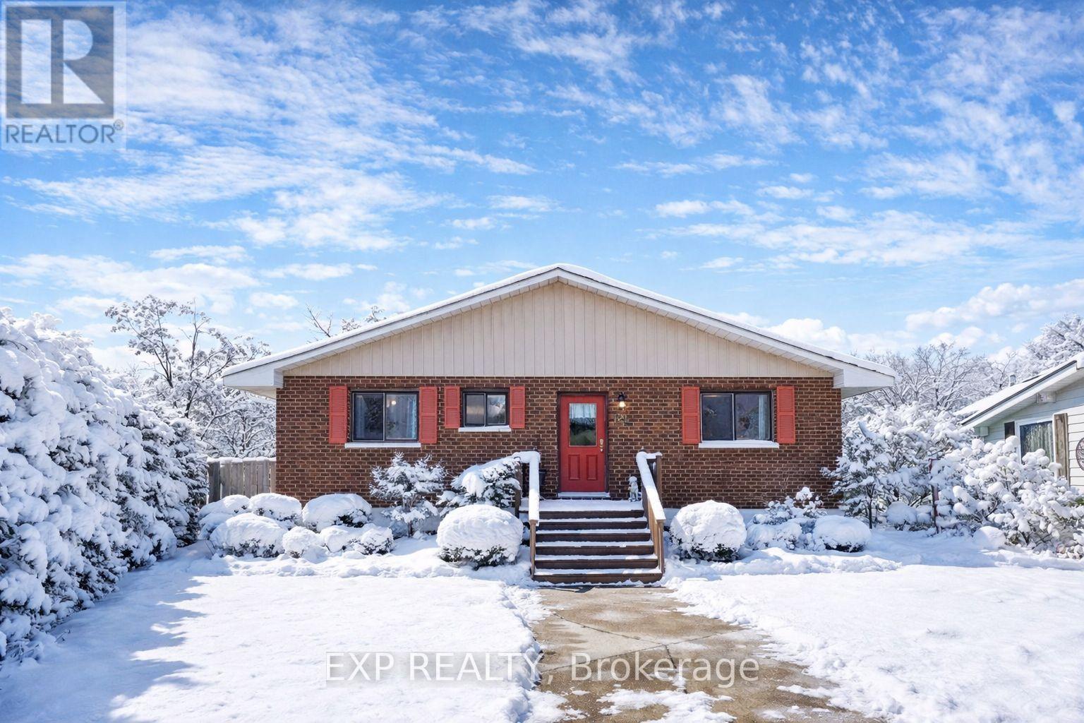 121 Queen Street, Kawartha Lakes, Ontario  K0M 1N0 - Photo 2 - X12687428