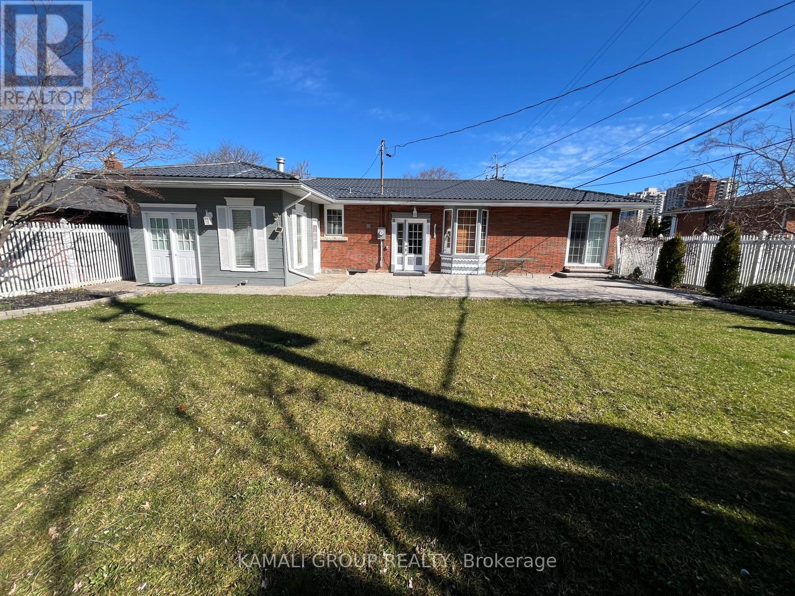 3 - 36 Oakridge Avenue, St. Catharines, Ontario  L2T 2M8 - Photo 1 - X12687476