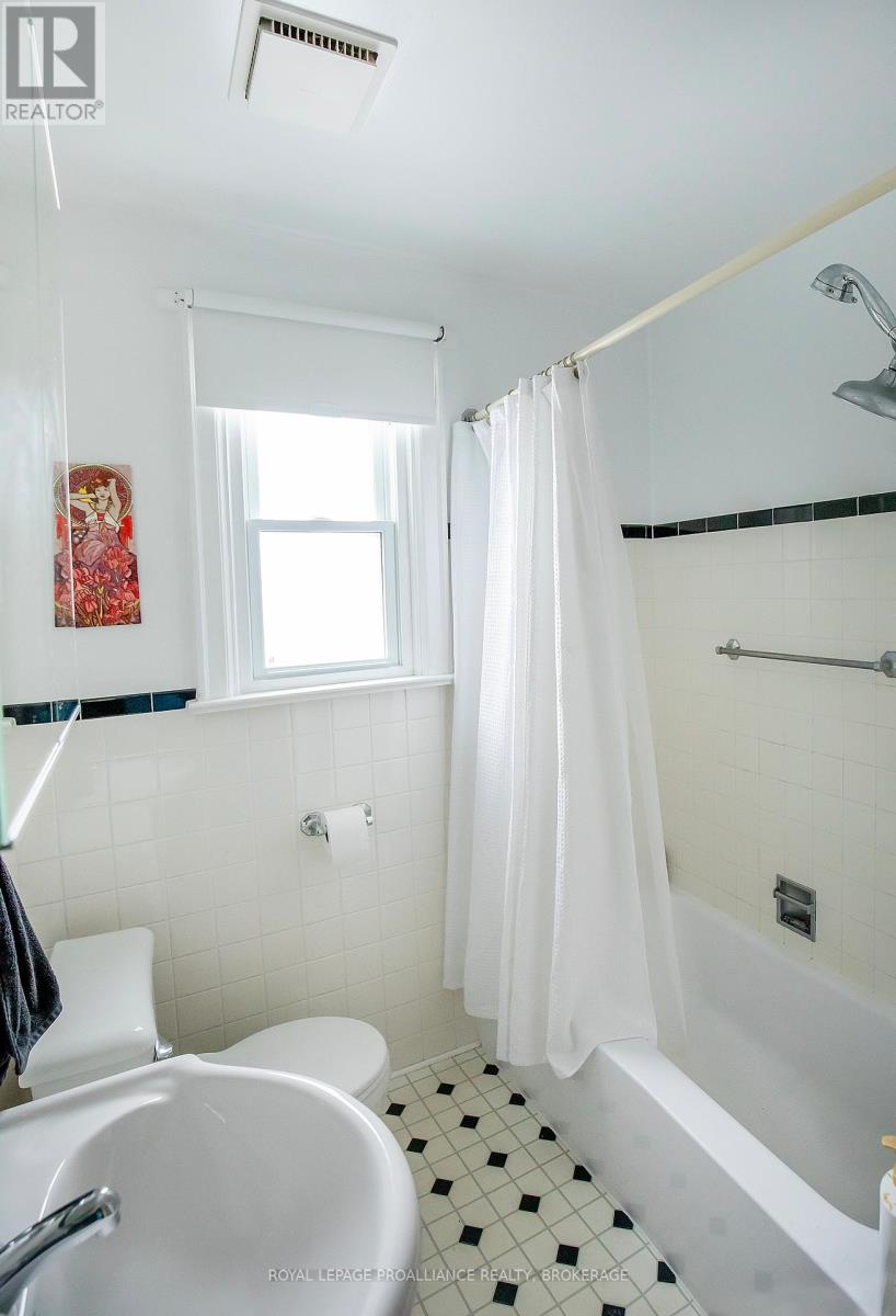 198 Kingscourt Avenue, Kingston, Ontario K7K 4P8 - Photo 9 - X12687540