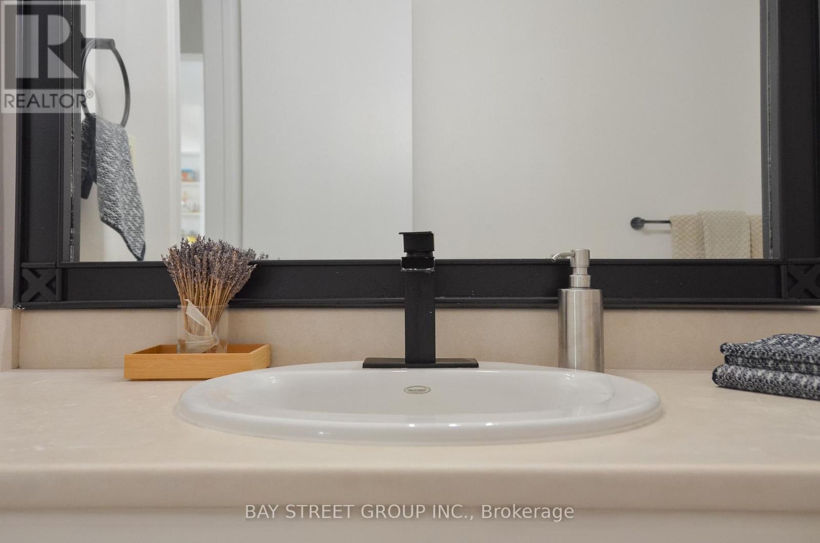 728 Sunnypoint Drive, Newmarket, Ontario  L3Y 2Z8 - Photo 10 - N12687598