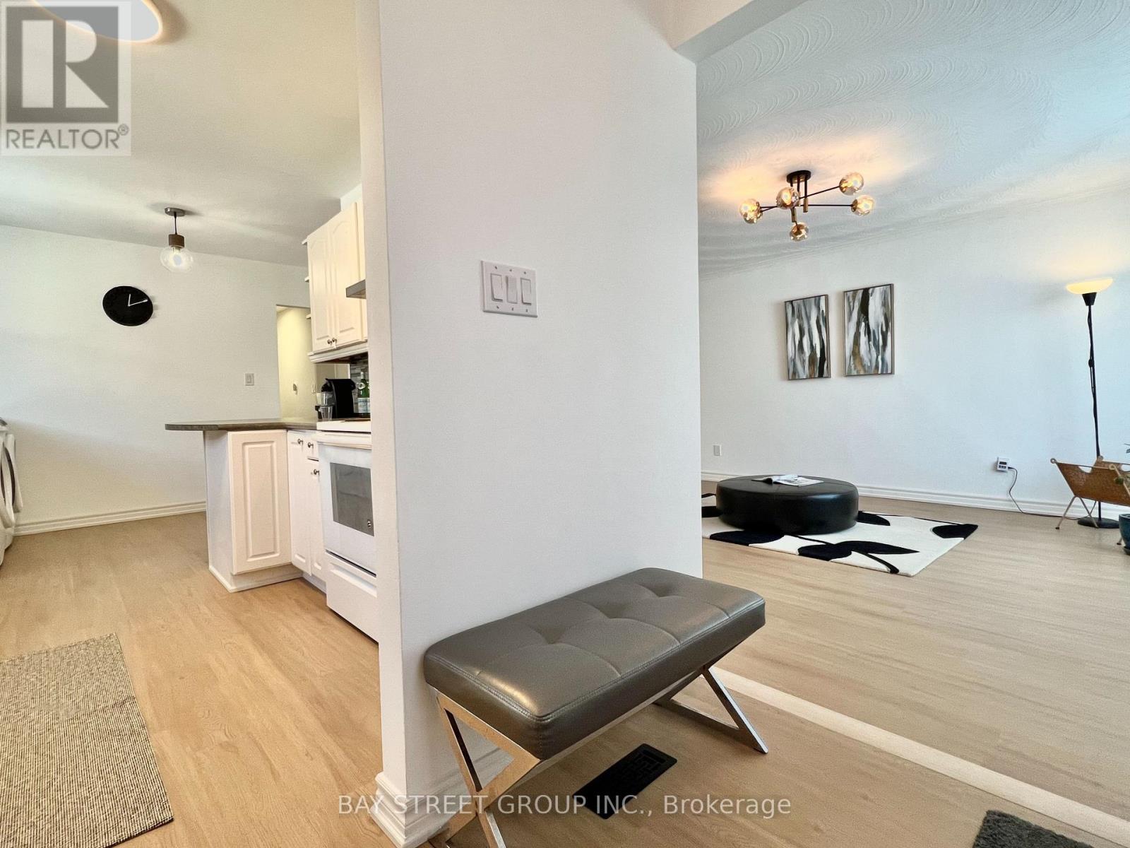 728 Sunnypoint Drive, Newmarket, Ontario  L3Y 2Z8 - Photo 3 - N12687598