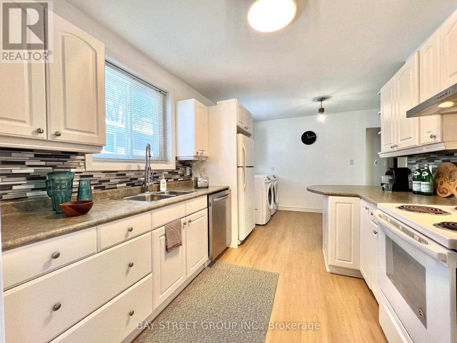 728 Sunnypoint Drive, Newmarket, Ontario  L3Y 2Z8 - Photo 6 - N12687598