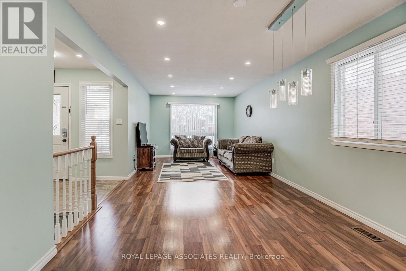 130 Cunningham Drive, New Tecumseth, Ontario  L9R 1C4 - Photo 7 - N12687678