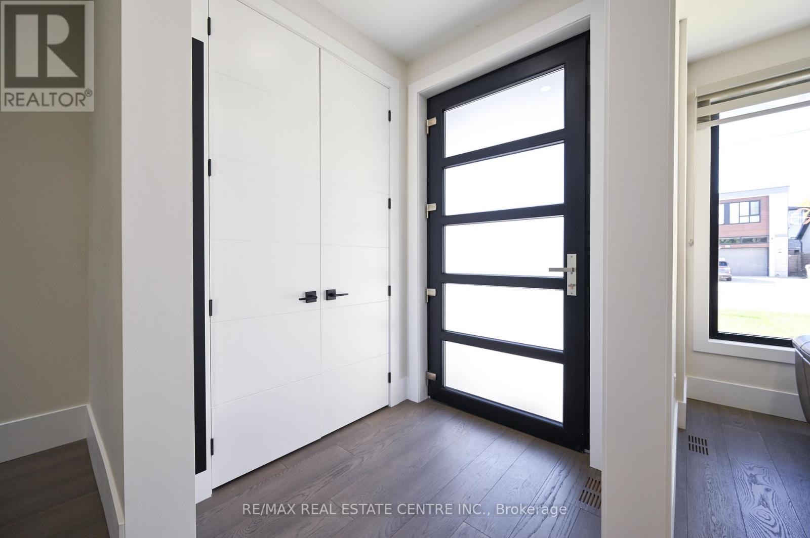 1181 Ogden Avenue, Mississauga, Ontario  L5E 2G8 - Photo 4 - W12687516