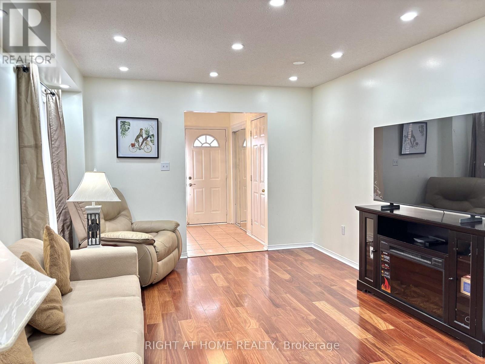 37 Oakmeadow Drive, Brampton, Ontario  L7A 2M1 - Photo 9 - W12687622