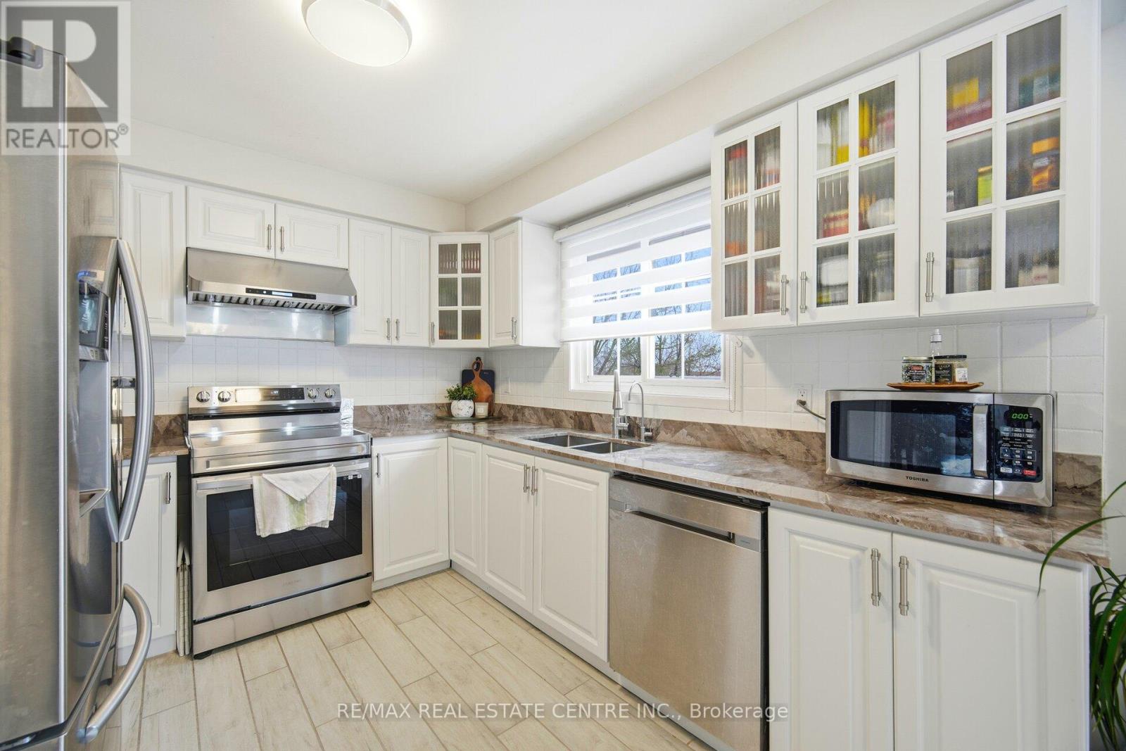 61 Sunforest Drive, Brampton, Ontario  L6Z 2W7 - Photo 11 - W12687684