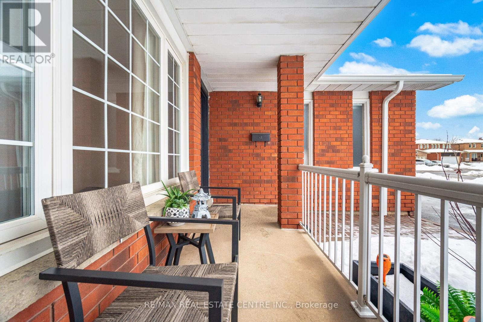 61 Sunforest Drive, Brampton, Ontario  L6Z 2W7 - Photo 5 - W12687684