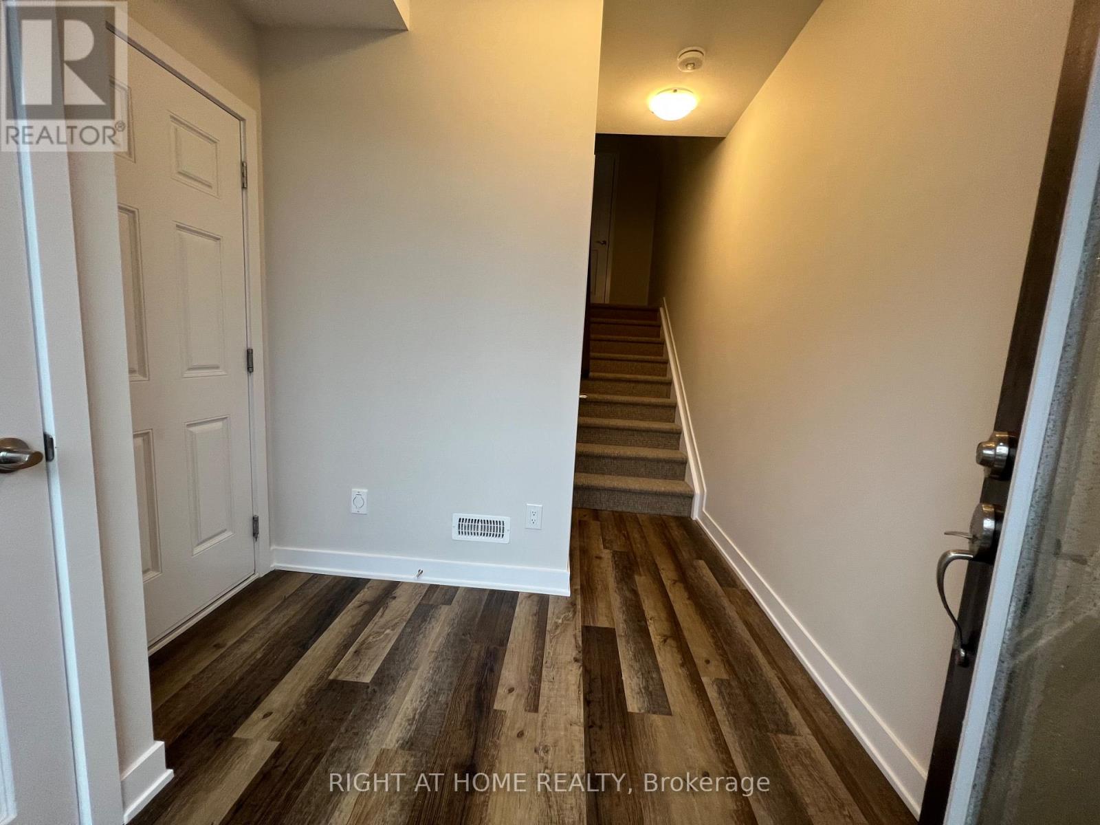 204 Tussock Private, Ottawa, Ontario  K1X 0M8 - Photo 3 - X12687836