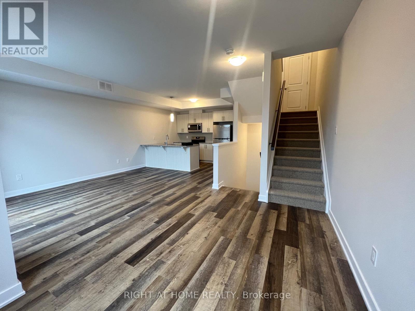 204 Tussock Private, Ottawa, Ontario  K1X 0M8 - Photo 5 - X12687836