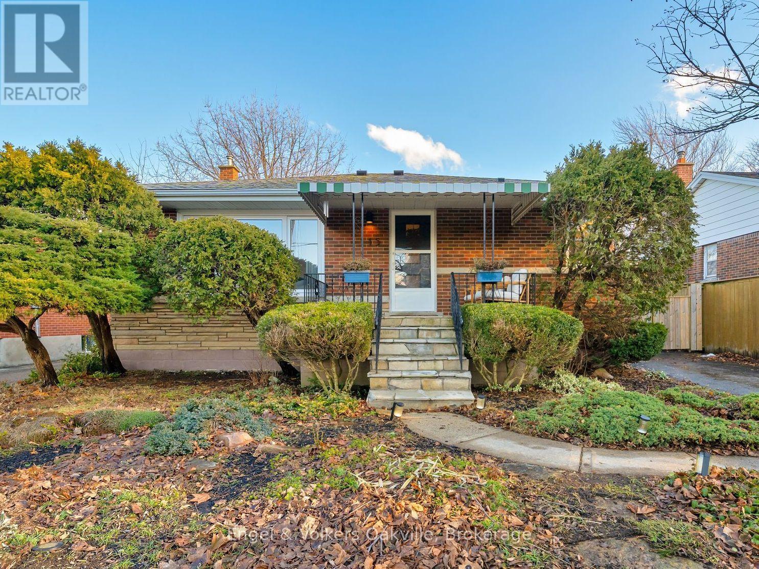 115 Welbourn Drive, Hamilton, Ontario  L9A 3N5 - Photo 1 - X12686672