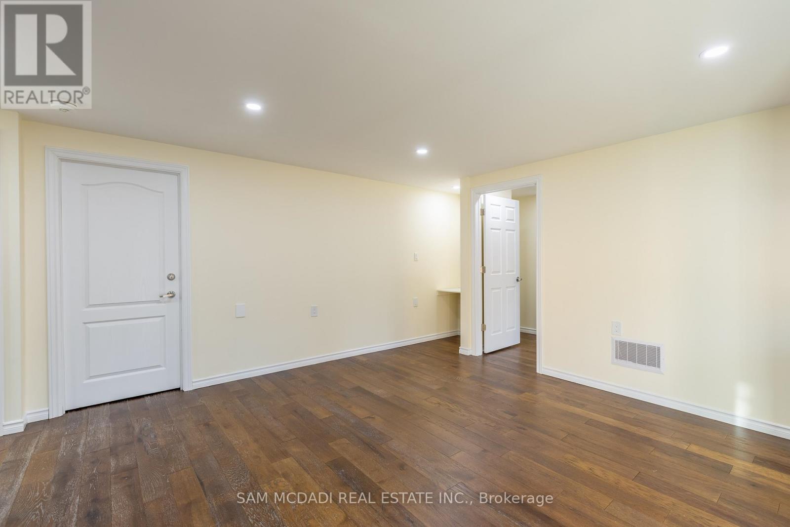 841 Magnolia Terrace, Milton, Ontario  L9T 7E7 - Photo 4 - W12687734