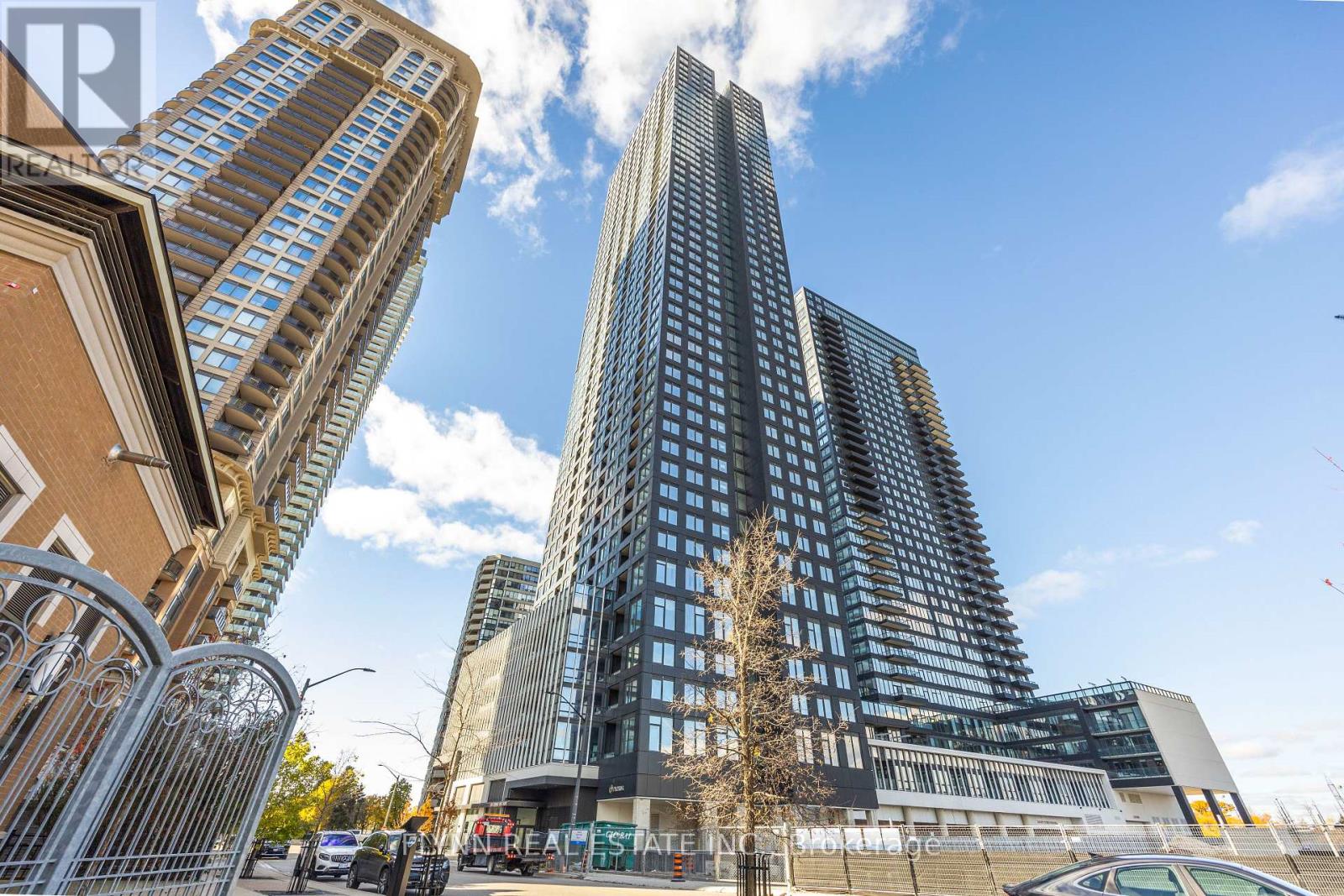 909 - 395 Square One Drive, Mississauga, Ontario  L5B 0P6 - Photo 2 - W12687742