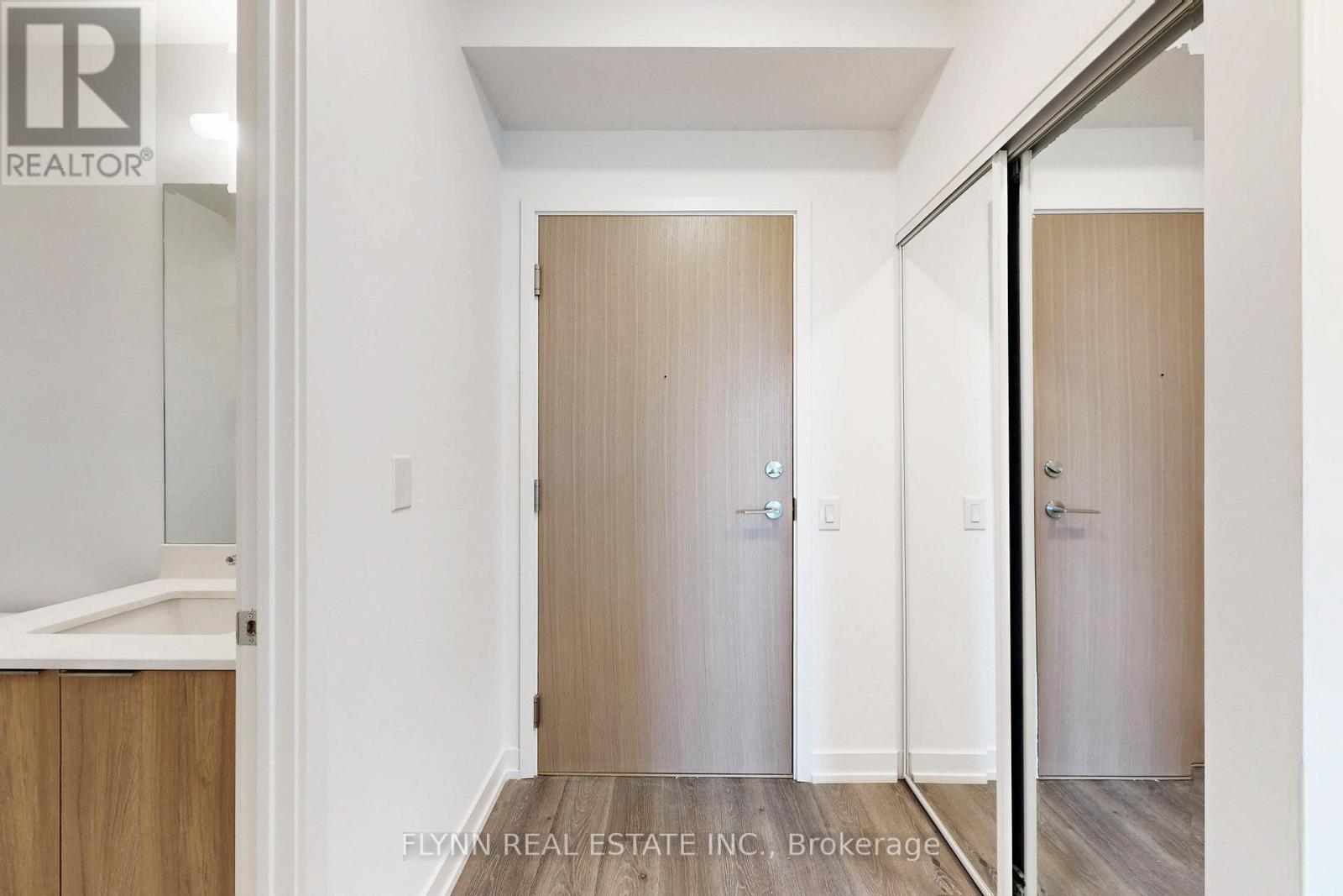 909 - 395 Square One Drive, Mississauga, Ontario  L5B 0P6 - Photo 7 - W12687742