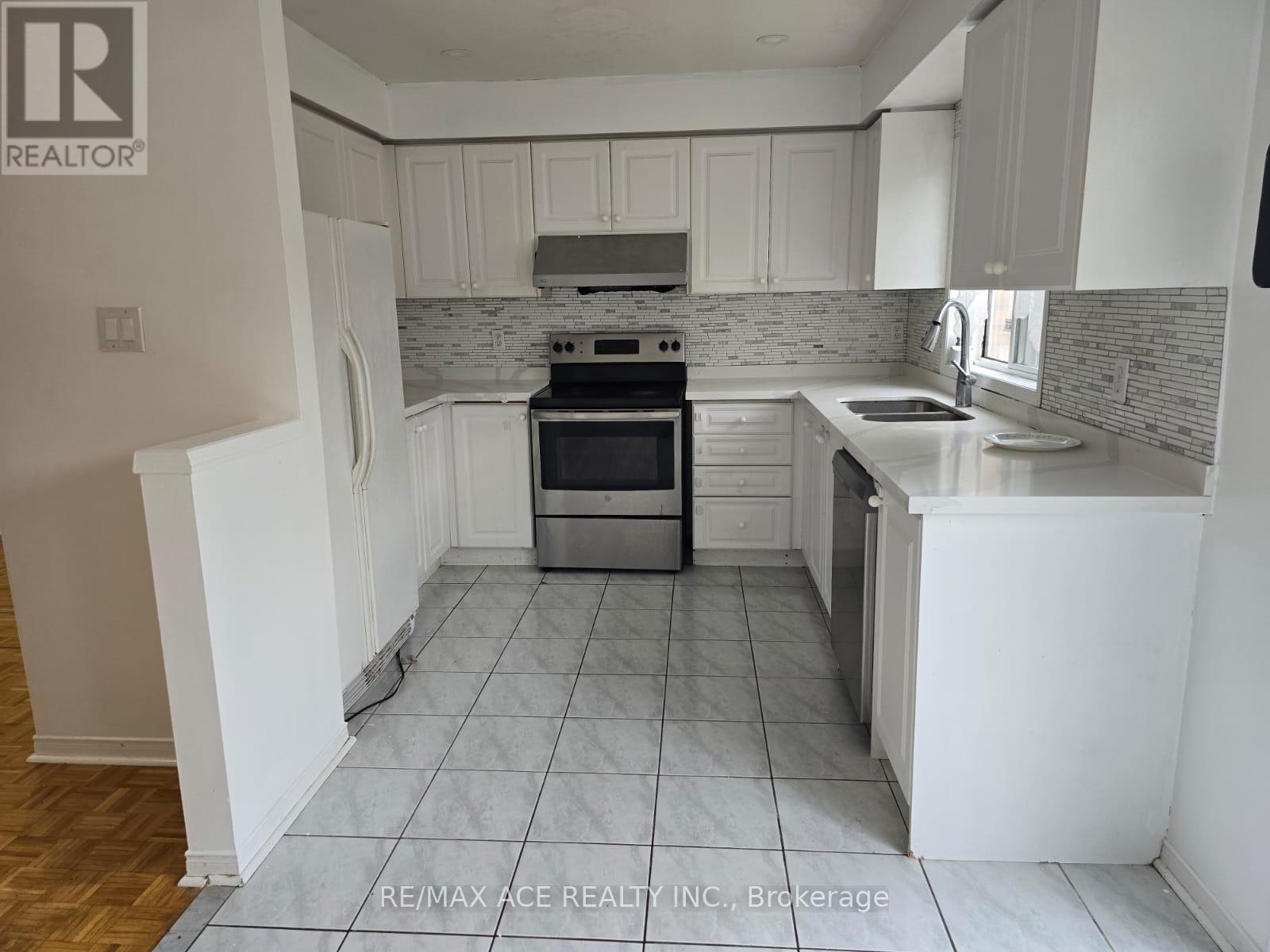 Main - 104 Sunfield Road, Toronto, Ontario  M3M 2V3 - Photo 5 - W12687768