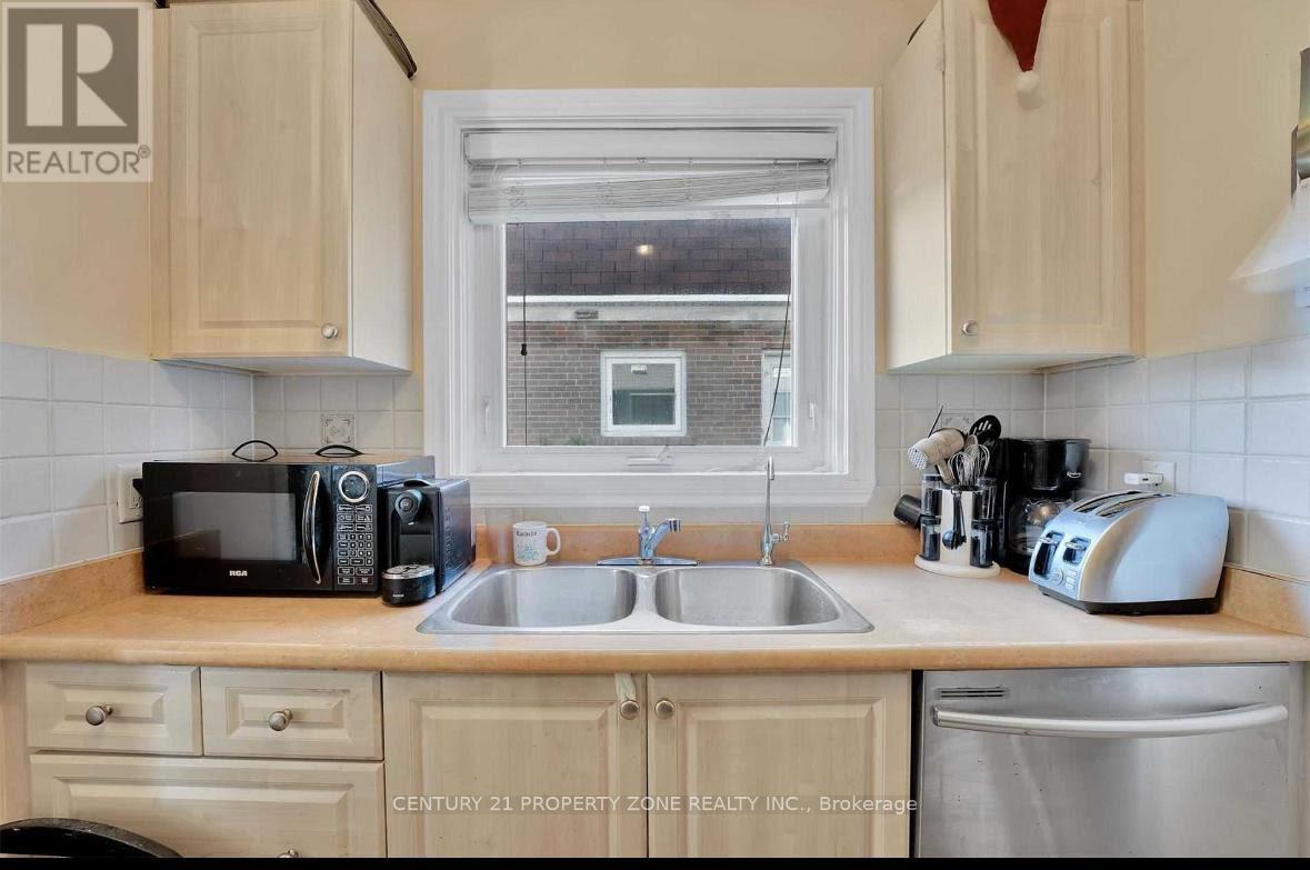 78 Town House Crescent, Brampton, Ontario  L6W 3C5 - Photo 2 - W12687870