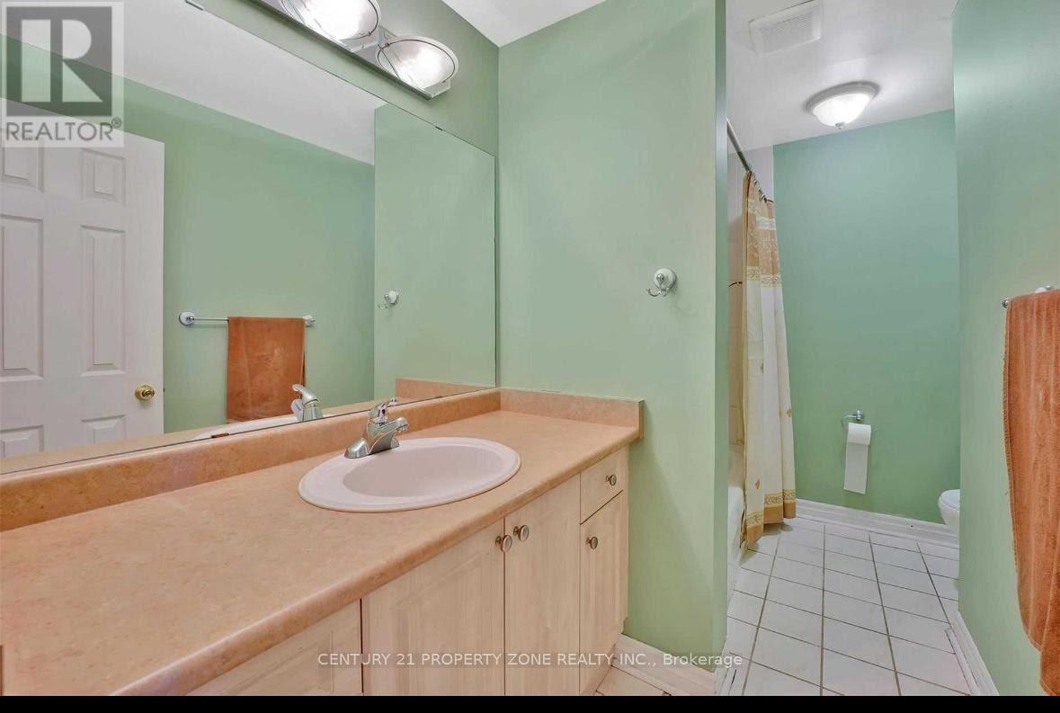 78 Town House Crescent, Brampton, Ontario  L6W 3C5 - Photo 6 - W12687870