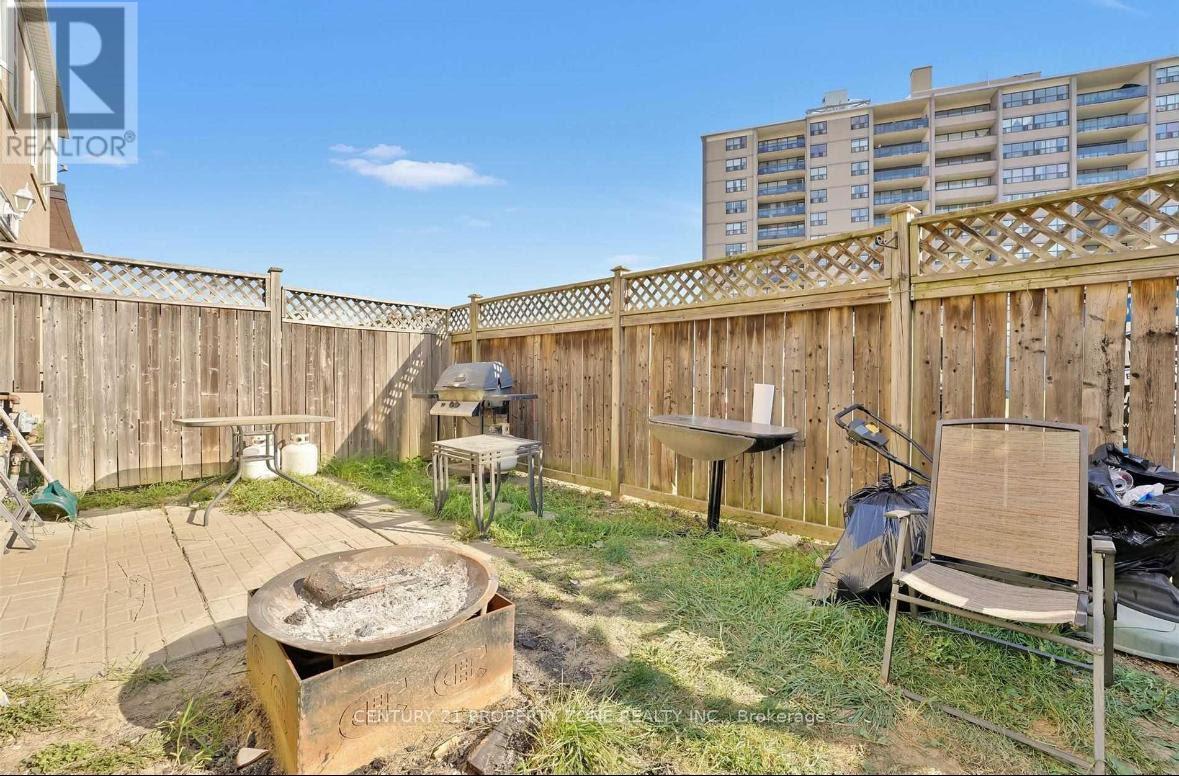 78 Town House Crescent, Brampton, Ontario  L6W 3C5 - Photo 7 - W12687870