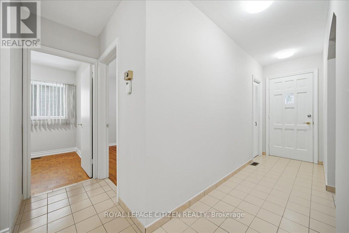Main - 20 Dunsmore Gardens, Toronto, Ontario  M3H 3M2 - Photo 15 - C12682246
