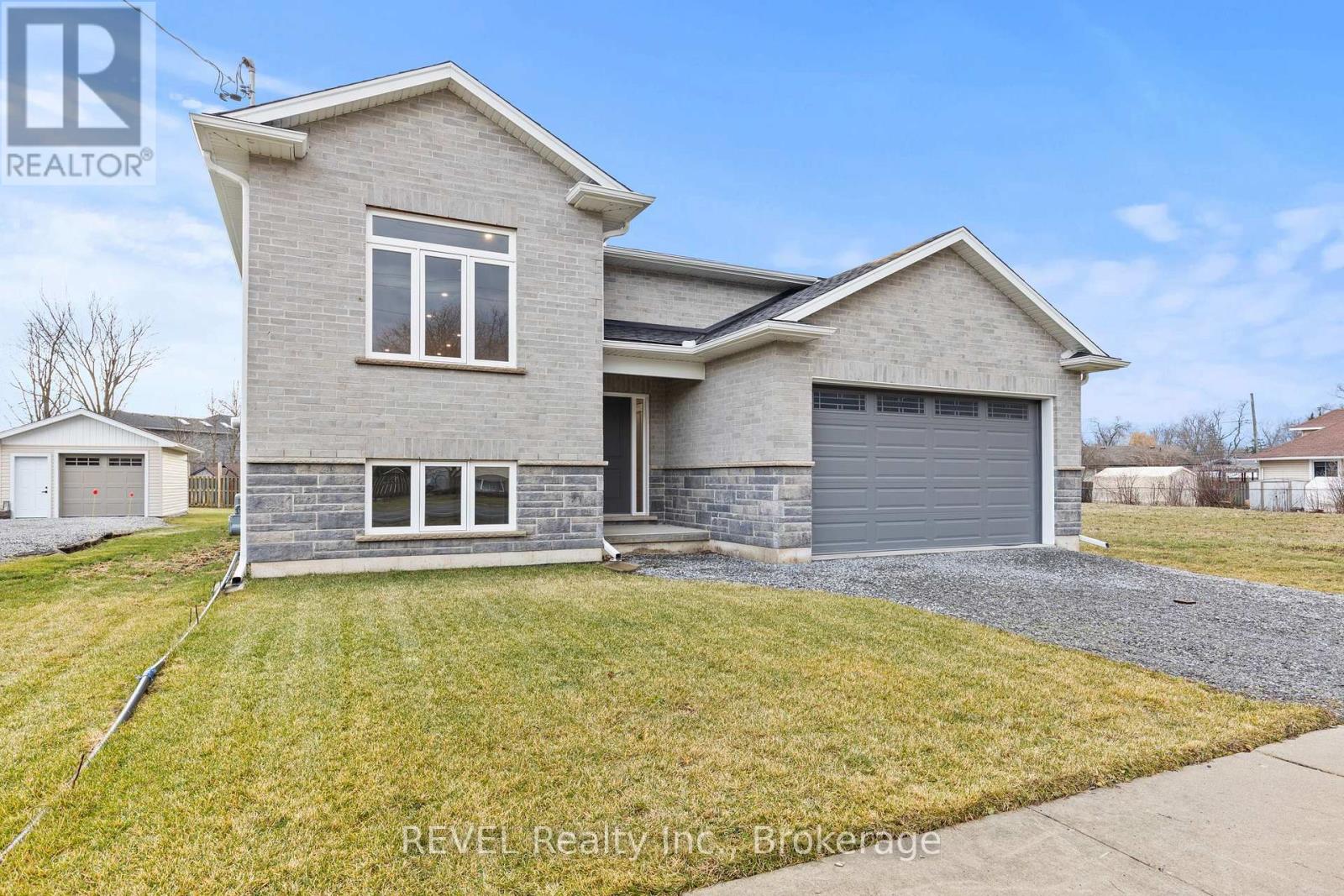 735 Dominion Road, Fort Erie, Ontario  L2A 1G9 - Photo 3 - X12688024