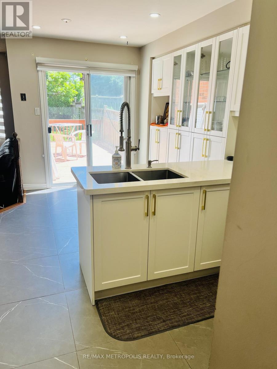 2 Sable Crescent, Whitby, Ontario  L1R 1Y4 - Photo 6 - E12687944