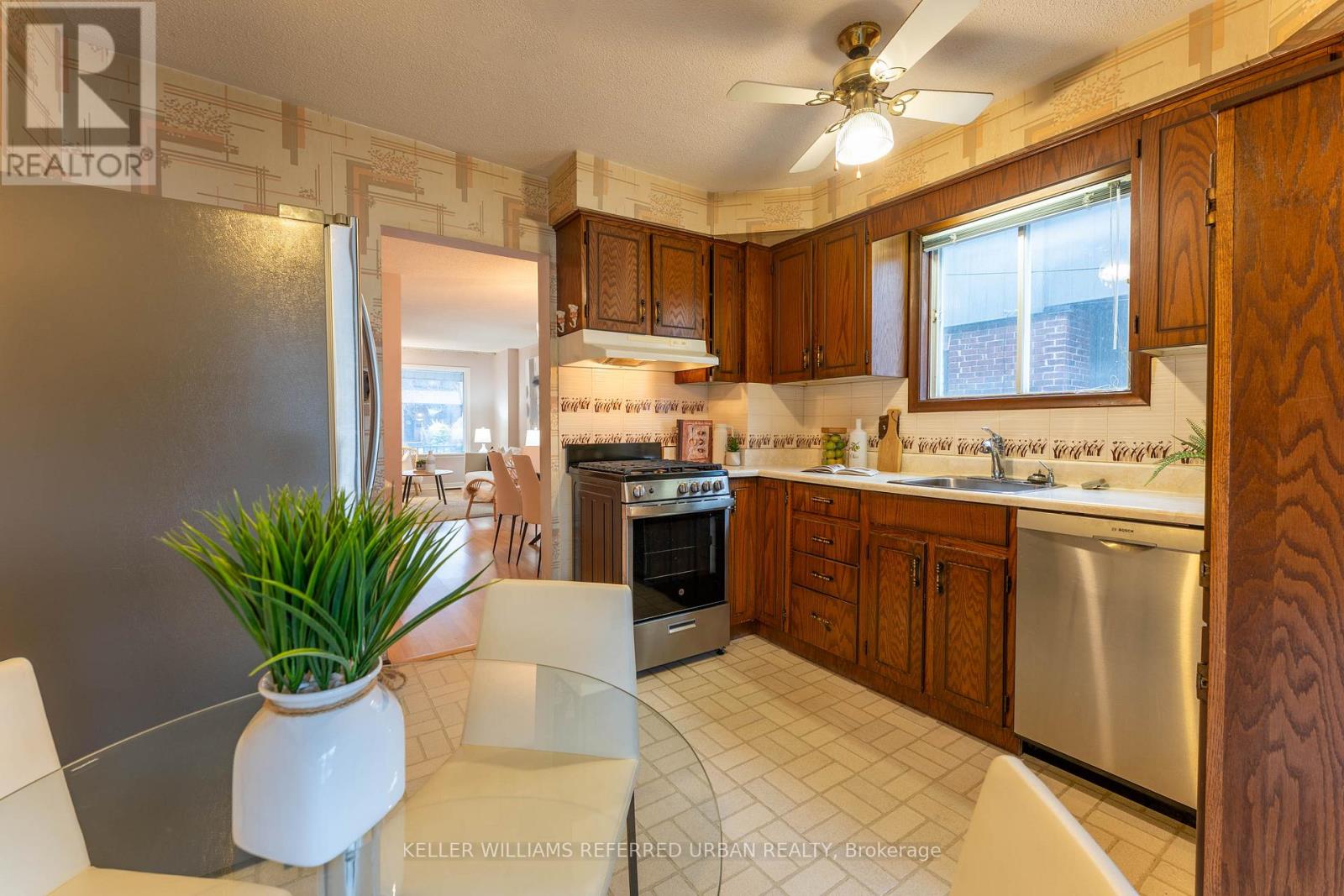 42 Hiltz Avenue, Toronto, Ontario  M4L 2N5 - Photo 8 - E12688090