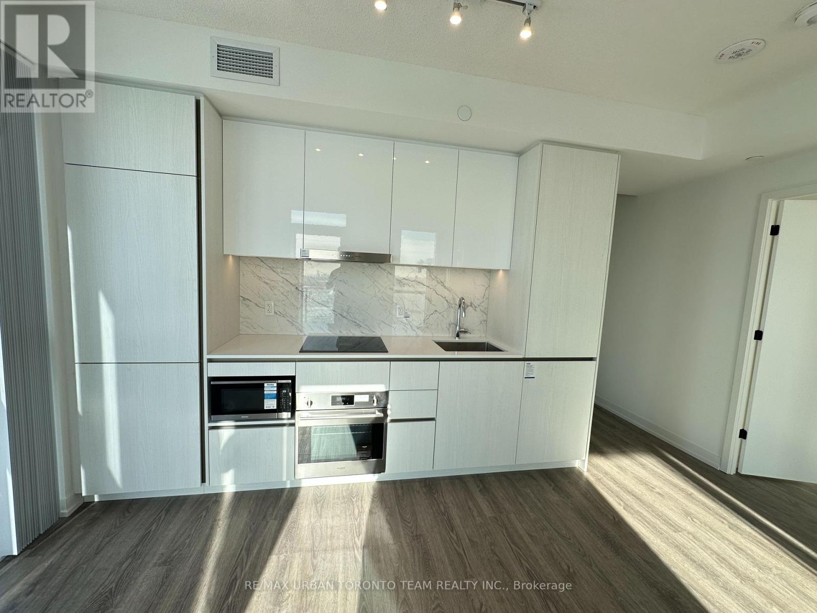 1212 - 8 Interchange Way, Vaughan, Ontario  L4K 5Z7 - Photo 4 - N12687900