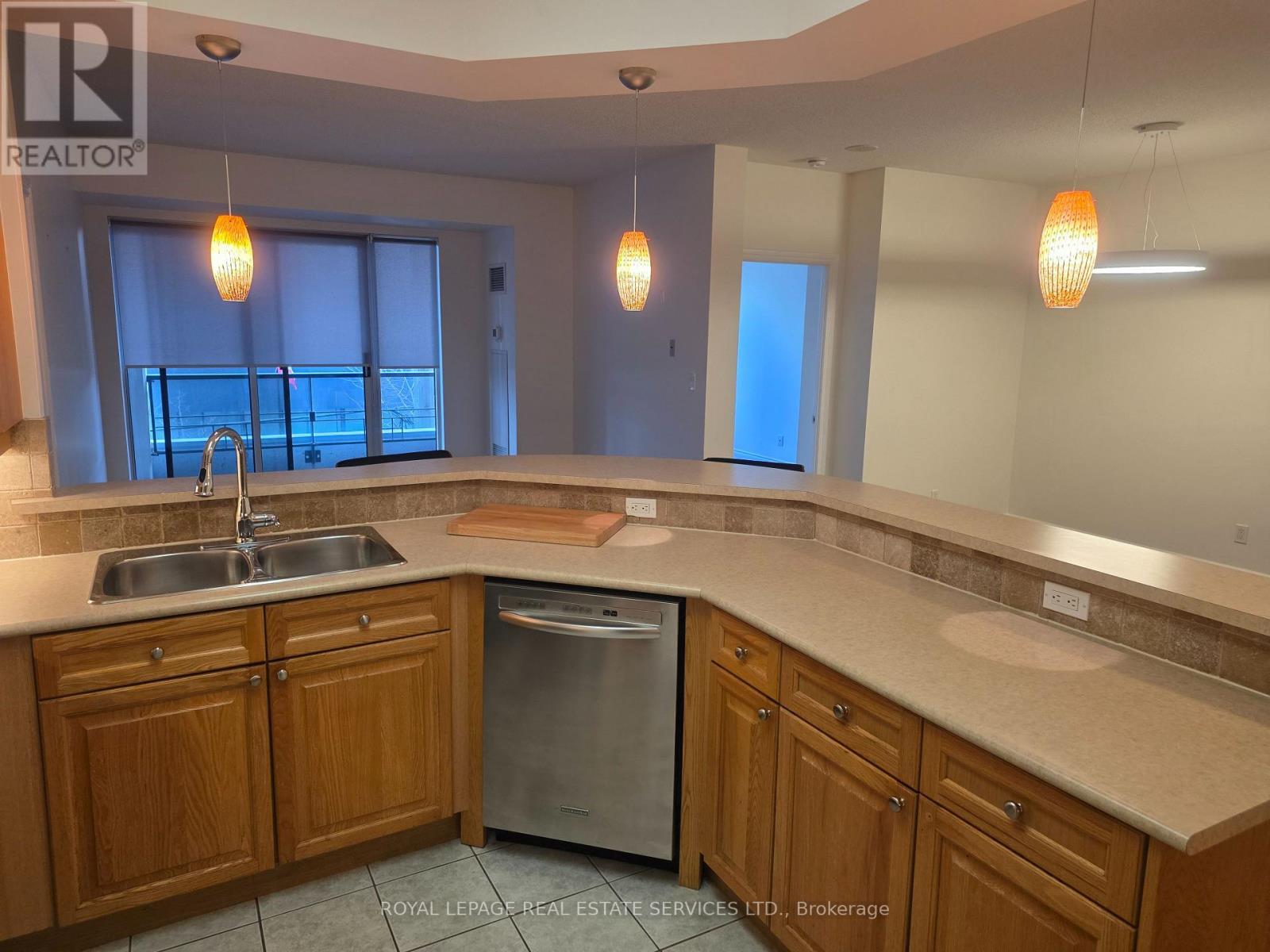 301 - 2 Aberfoyle Crescent, Toronto, Ontario  M8X 2Z8 - Photo 6 - W12687976