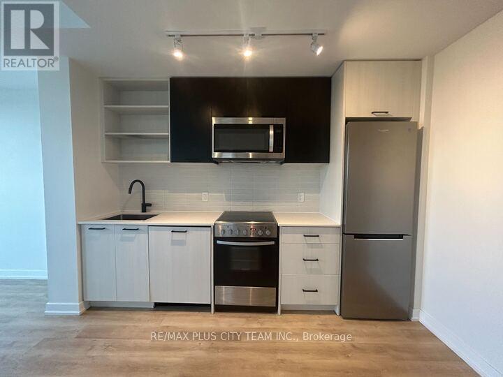 521 - 2300 St. Clair Avenue W, Toronto, Ontario  M6N 0B3 - Photo 3 - W12688026