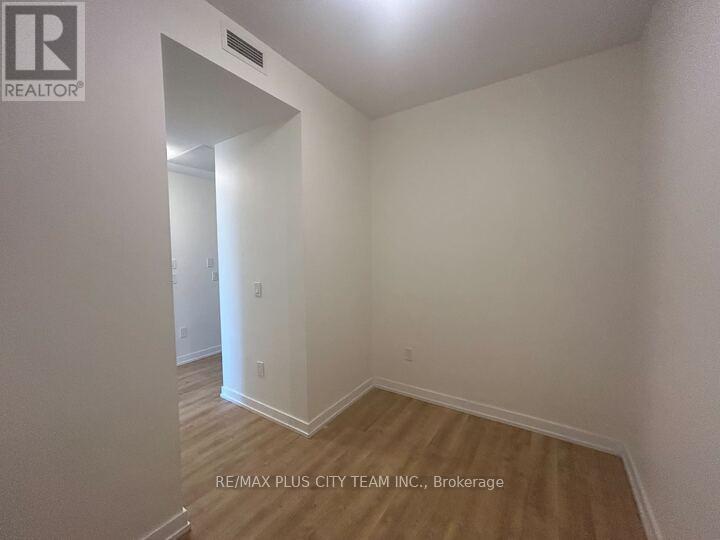 521 - 2300 St. Clair Avenue W, Toronto, Ontario  M6N 0B3 - Photo 4 - W12688026