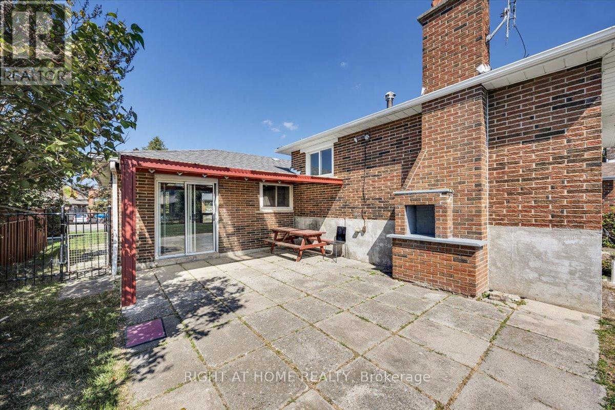27 Villata Gardens, Toronto, Ontario  M3J 1J7 - Photo 22 - W12688034