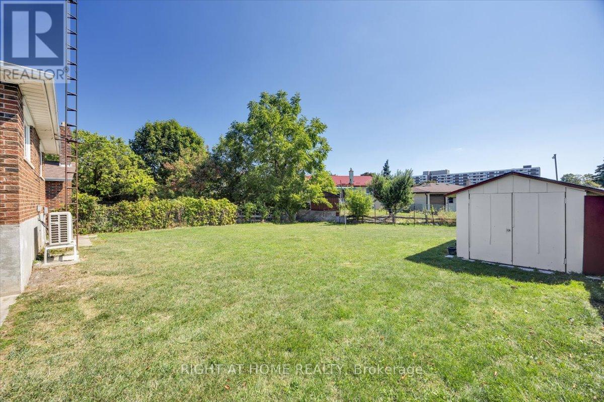 27 Villata Gardens, Toronto, Ontario  M3J 1J7 - Photo 23 - W12688034