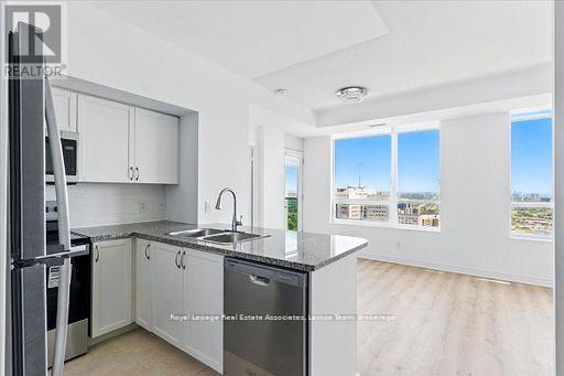 3701 - 208 Enfield Place, Mississauga, Ontario  L5B 0G8 - Photo 2 - W12688060