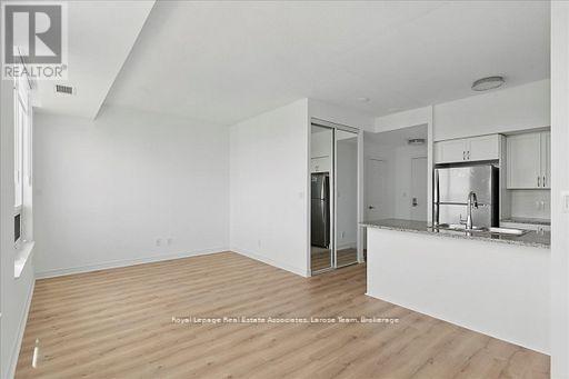 3701 - 208 Enfield Place, Mississauga, Ontario  L5B 0G8 - Photo 9 - W12688060