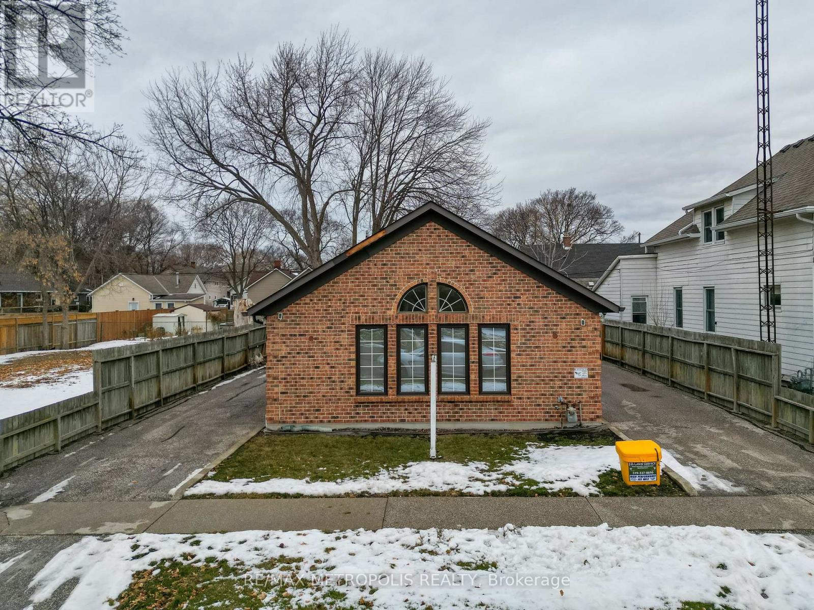 140 Cameron Street, Sarnia, Ontario  N7T 4V8 - Photo 2 - X12687934