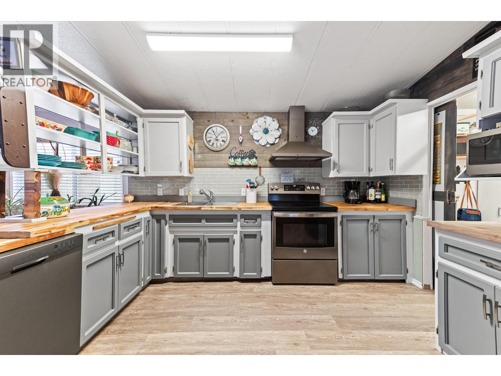 5807 Birch Avenue, Kitchener, British Columbia  V0B 1W1 - Photo 2 - 10372145