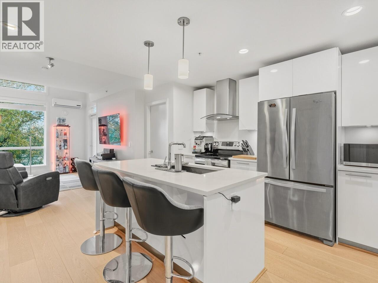 628 723 W 3rd Street, North Vancouver, British Columbia  V7M 0E4 - Photo 1 - R3078255