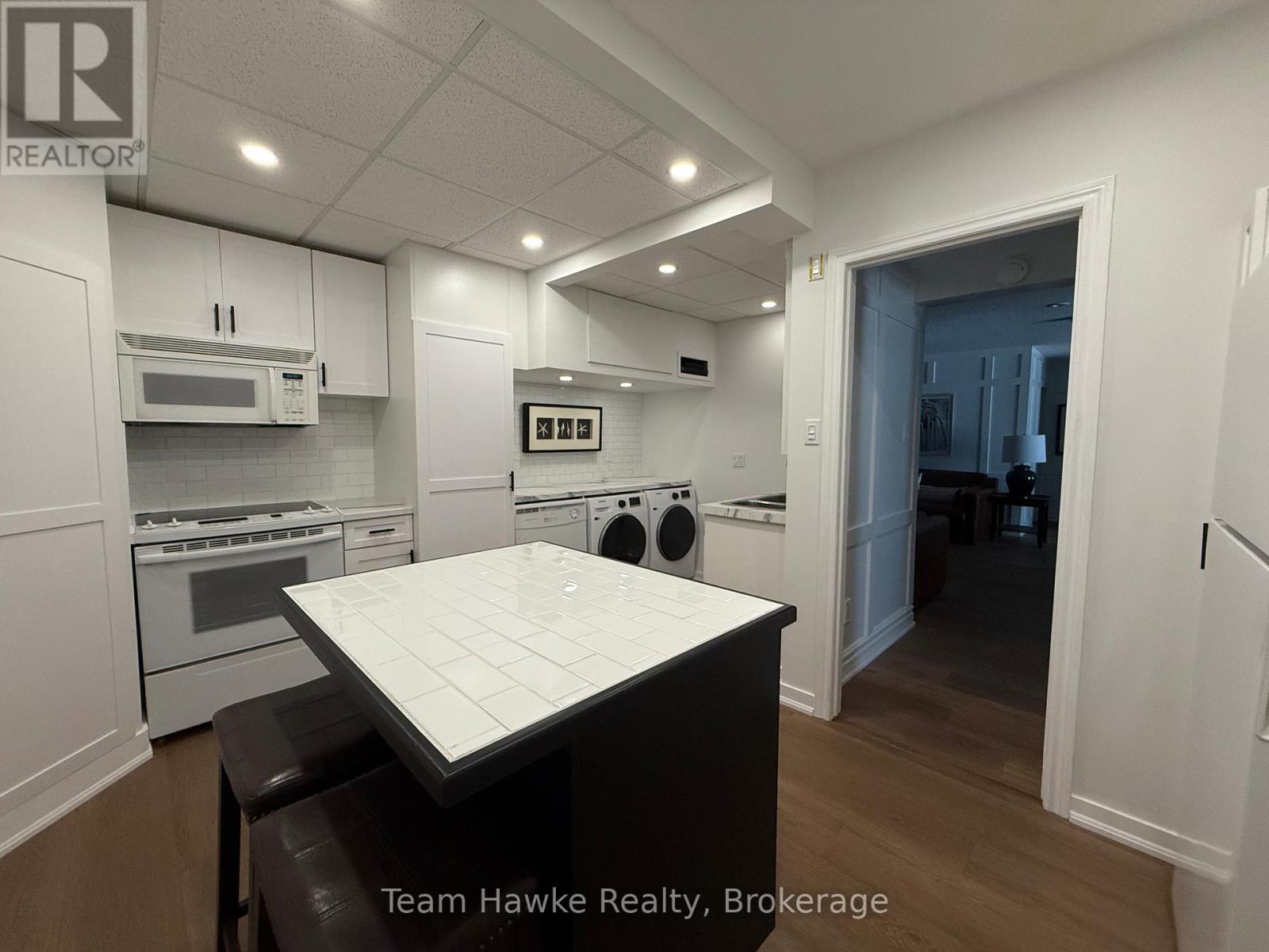 192 Gilwood Park Drive, Penetanguishene, Ontario  L9M 1Z6 - Photo 7 - S12429665