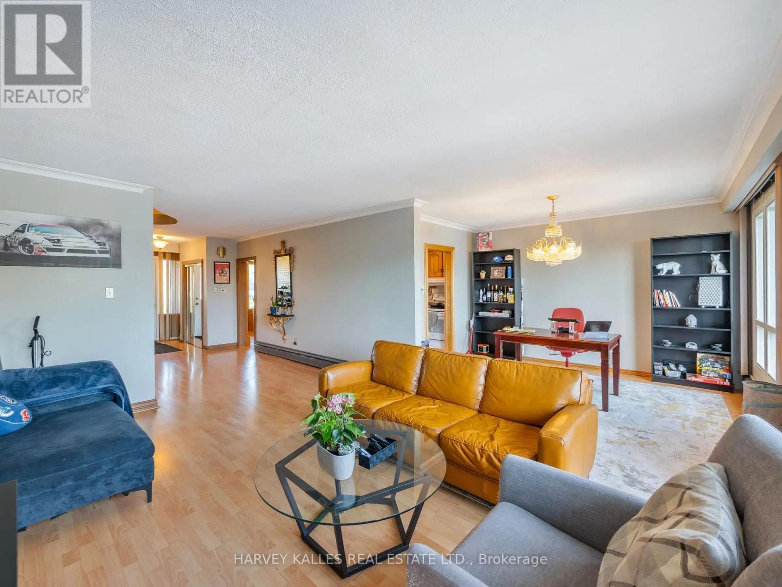 49 Wenderly Drive, Toronto, Ontario  M6B 2P1 - Photo 10 - W12441485