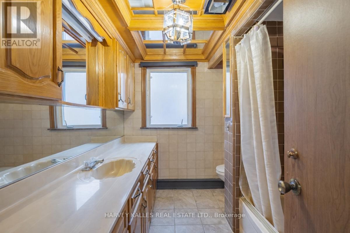 49 Wenderly Drive, Toronto, Ontario  M6B 2P1 - Photo 23 - W12441485