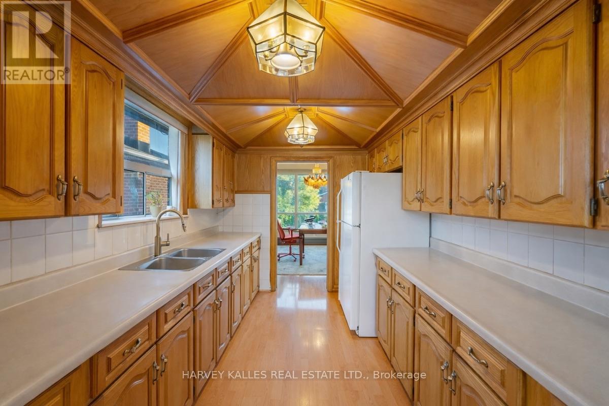 49 Wenderly Drive, Toronto, Ontario  M6B 2P1 - Photo 11 - W12441485