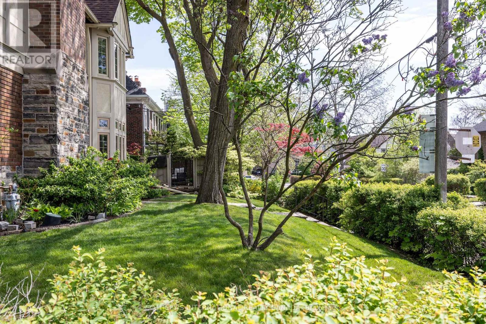 Main Flr - 18 College View Avenue, Toronto, Ontario  M5P 1J3 - Photo 3 - C12688202