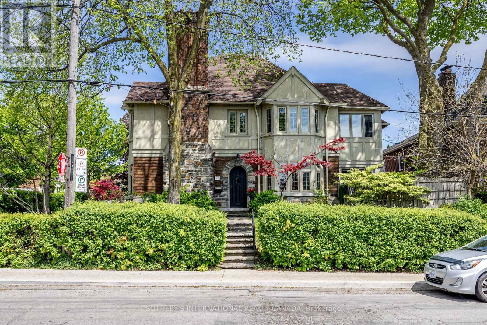 Main Flr - 18 College View Avenue, Toronto, Ontario  M5P 1J3 - Photo 4 - C12688202