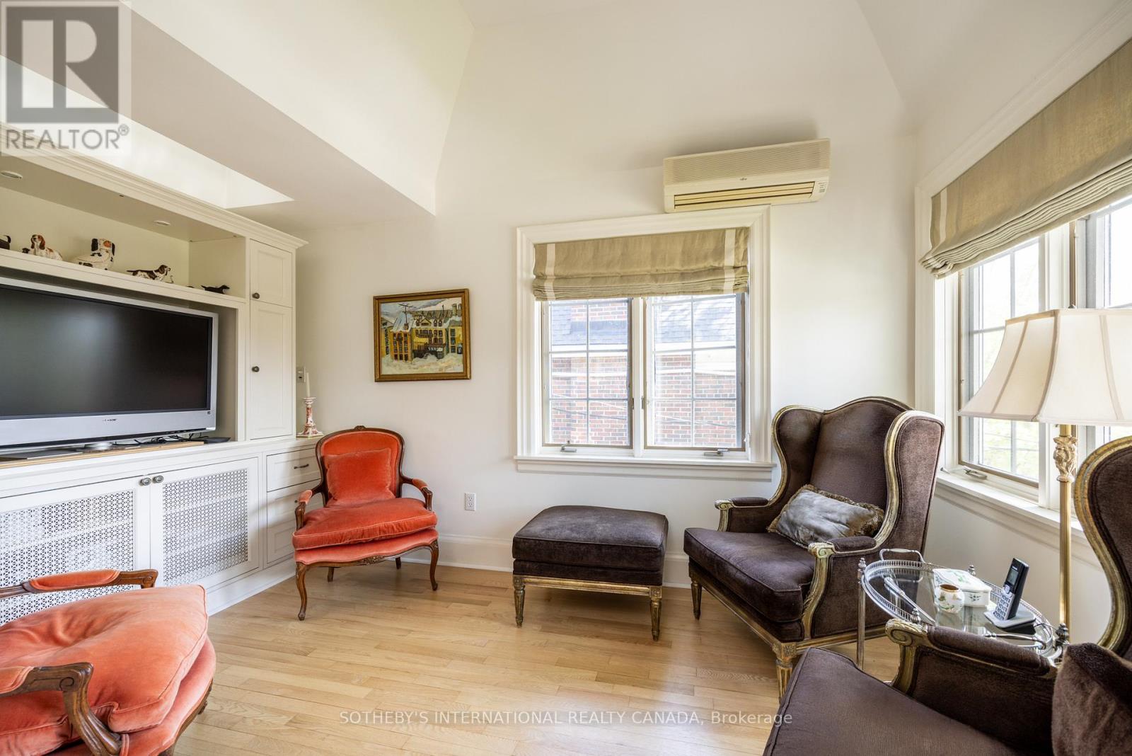 Main Flr - 18 College View Avenue, Toronto, Ontario  M5P 1J3 - Photo 9 - C12688202