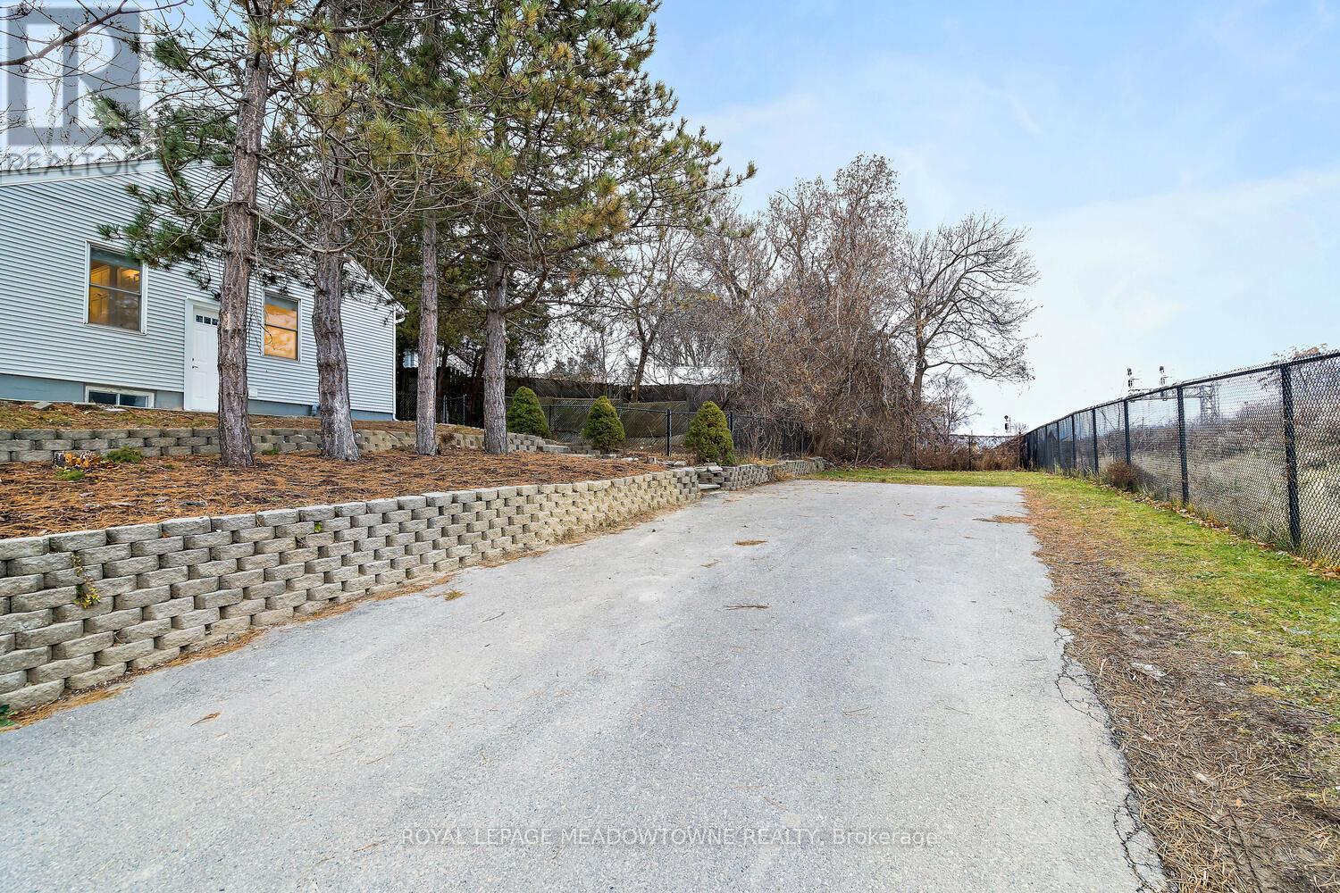 Unit 3 - 2 John Street, Halton Hills, Ontario  L7G 2J6 - Photo 3 - W12688200