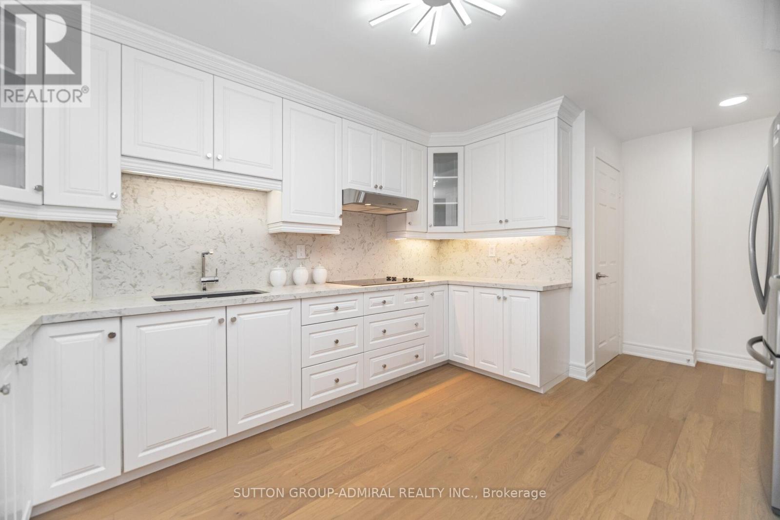 304 - 30 Anglesey Boulevard, Toronto, Ontario  M9A 3B5 - Photo 7 - W12688234