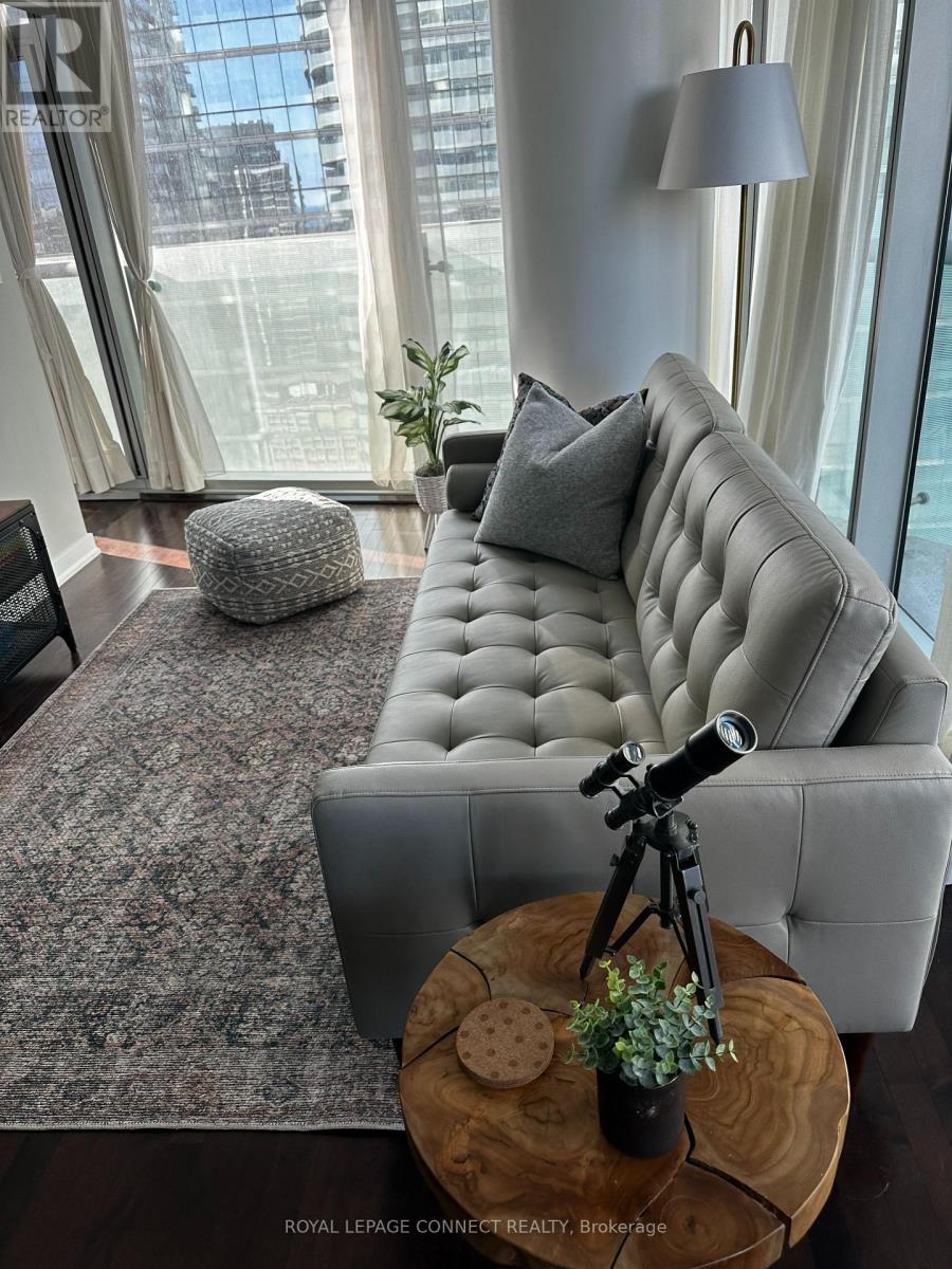 2010 - 12 York Street, Toronto, Ontario  M5J 0A9 - Photo 3 - C12688008